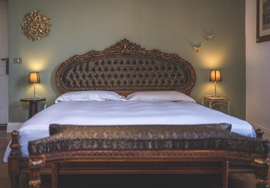 Queen room with garden view at Hotel Villa Aurora